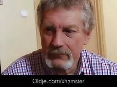 Oldman knullar Het tjej medan hustrun är hemma