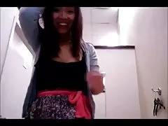 Stygg hmong i omklädningsrummet