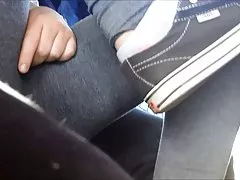 Stygg teen gnuggar fitta på buss