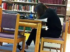 Candid asiatiska bibliotek fot shoeplay flats dinglande pt 1