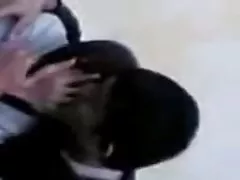 Indonesien-hijab hijab kyss vid vägkanten