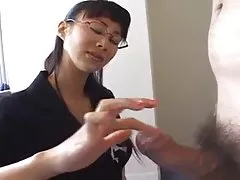 Asiatiska affärskvinna ger het handjob