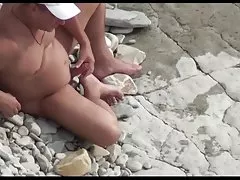 På en allmän strand man dela sin hustru med en främling voyeur