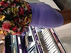 Sexig asiatisk i lila klänning visar thong