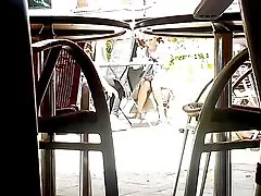 Fina upskirt på café