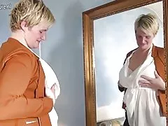 Kåt nederländska hemmafru leker med hennes leksak