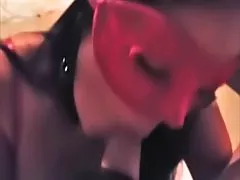 Maskerade asiatiska suger passionerat vit kille cum i munnen
