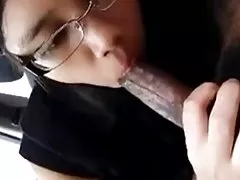 Glasögonprydd Asiatisk tonåring i en bil ger bj som ett proffs
