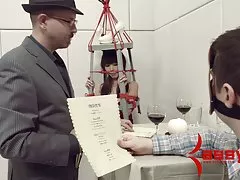 Asiatiska marica hase blir brutal anal nedbrytning och bondage