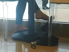 Uppriktig shoeplay dinglar fötter i kafé