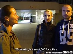 Vackra tjeckiska par får pengar för gf exchange