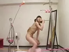 Asiatisk tjej med leksaker.
