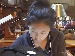 Candid asiatiska sexiga fötter i lbrary