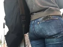 Trevlig röv i tajta jeans väntar på 104 bussen!!!