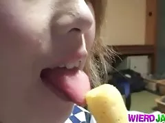 Japanska babes gnuggar kuk genom vägg